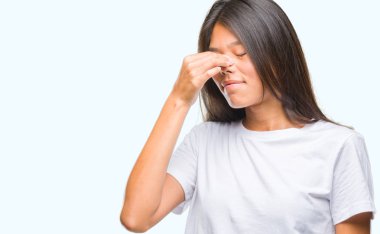 Genç Asyalı kadın izole arka burun ve göz yorgunluğu ve baş ağrısı duygu sürtünme yorgun yüzünden. Stres ve hayal kırıklığı kavramı.