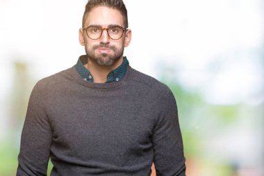 Komik surat ile yanakları şişirme izole arka plan üzerinde gözlük takan yakışıklı delikanlı. Ağız ile hava, deli ifade şişirilmiş.