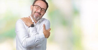 Yakışıklı orta yaş zarif üst düzey iş adam gözlük izole üzerinde emin gülümseyen Hugging kendini mutlu ve olumlu, arka plan. Kendi aşk ve öz bakım