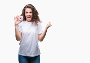 Duygu tezahürat gurur çığlık ve zafer ve başarı çok heyecanlı, kutluyor izole arka plan üzerinde çörek yiyen genç esmer kız