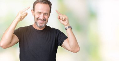 Yakışıklı orta yaş ağarmış komuta sizde izole üzerinde arka plan hem el parmak, harika bir fikir ya da düşünce, iyi bellek ile baş gösteren gülümseyen