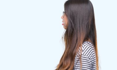 Genç Asyalı kadın gözlük izole arka tarafına, seyir üzerinde dinlenmek doğal yüz emin gülümseme ile pozuyla profili.