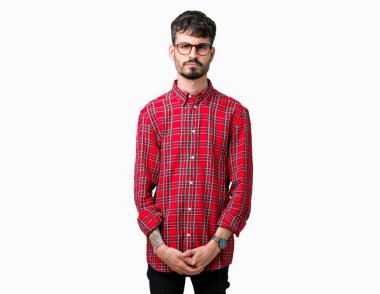 Sorunu nedeniyle izole arka plan şüpheci ve sinir, papatyanın üzgün üzerinde gözlük takan yakışıklı delikanlı. Negatif kişi.