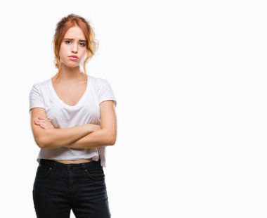 İzole arka plan şüpheci ve sinir, onaylamayan ifade yüz çapraz kolları olan genç güzel kadın. Negatif kişi.
