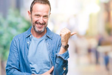 Orta yaş ağarmış komuta sizde seyir ve başparmak yanında yukarıyı mutlu yüz ile gülümseyen izole arka plan üzerinde.