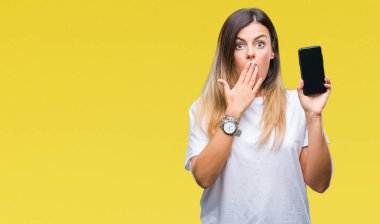 Hata, korku, sessizlik içinde gizli kavramı korkmuş ifade için utanç ile akıllı telefon boş ekran izole arka kapak ağız el ile üzerinden gösterilen genç güzel kadın şok