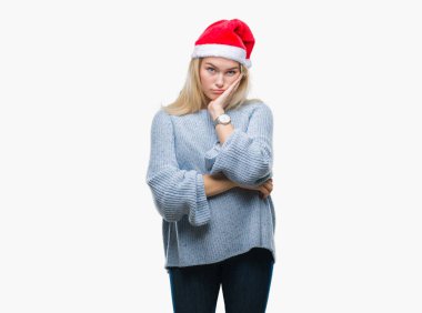 Seyir yorgun ve bıkkın ile depresyon sorun Çapraz kollar ile izole arka plan düşünme üzerinde Noel şapka giyen genç beyaz kadın.