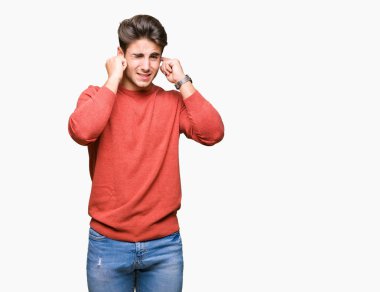 Yüksek sesle müzik gürültü rahatsız ifade parmaklarıyla kulaklarıyla kapsayan izole arka plan üzerinde genç yakışıklı adam. Sağır kavramı.