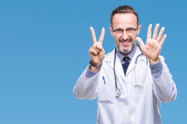 Gösterilen ve parmakları ile işaret Tıbbi üniforma izole geçmişi giyen orta yaş üst düzey ağarmış Doktor adam kendinden emin ve mutlu gülümseyerek süre yedi numara.