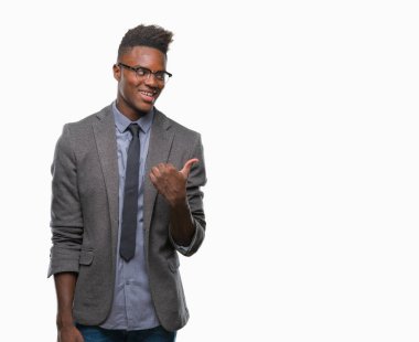 Genç Afro-Amerikalı iş adamı arıyor ve başparmak yanında yukarıyı mutlu yüz ile gülümseyen izole arka plan üzerinde.