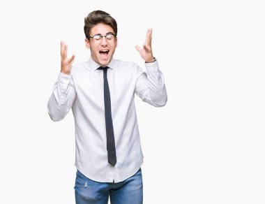 Kızgın ve silah ile başarı için deli izole arka plan kutluyor üzerinde gözlük takan genç iş adamı kaldırdı ve heyecanlı çığlık gözler kapalı. Kazanan kavramı