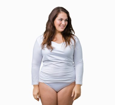 Artı boyutu genç overwight kadın güzel üzerinde beyaz iç çamaşırı giyiyor arka plan uzak tarafına gülümseme ile yüzünde, doğal ifade arıyorum izole. Kendine güvenen gülüyor.