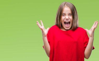 Genç güzel kız deli kutluyor ve silah ile başarı için heyecanlı çığlık kaldırdı ve açık gözleri hayret izole arka plan yüzünden. Kazanan kavramı