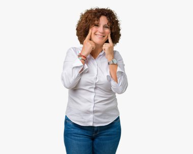 Güzel orta ager üst düzey businees kadın izole arka plan gülen açık ağız ile parmak işaret ve neşeli gülümseme zorlamadan