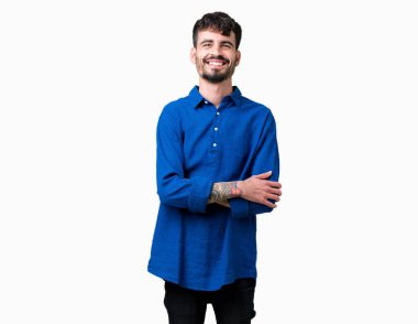 İzole arka plan mutlu yüz çapraz silah kameraya bakarak ile gülümseyen genç yakışıklı adam. Olumlu bir kişi.