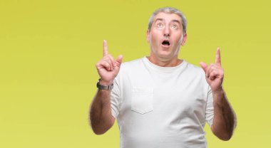 Yakışıklı komuta sizde izole arka plan üzerinden hayran ve yukarıya bakıp parmakları ile işaret şaşırttı ve silah kaldırdı.