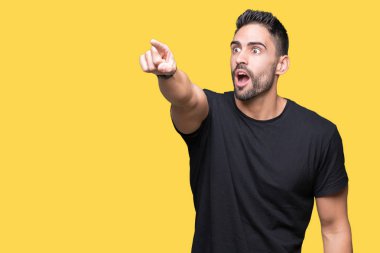 İzole arka plan ile sürpriz devam et, parmakla üzerinden yakışıklı delikanlı ağız açık ifade, önünde bir şey hayret