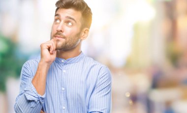 Yakışıklı delikanlı çene düşünme hakkında soru, dalgın ifade üzerine el ile izole arka plan üzerinde. Düşünceli yüzüyle gülümsüyor. Şüphe kavramı.