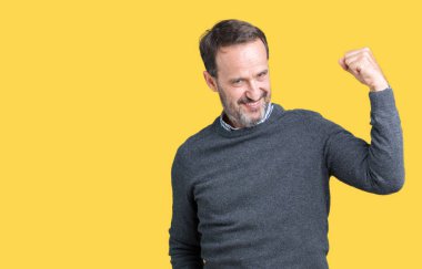 Yakışıklı orta yaş komuta sizde izole arka plan güçlü kişi kol kas, kendinden emin ve güç gurur gösterilen üzerinde bir kazak giyiyor