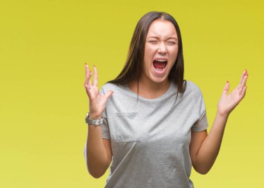 Kızgın ve silah ile başarı için deli kutluyor izole arka plan üzerinde beyaz genç güzel kadın kaldırdı ve heyecanlı çığlık gözler kapalı. Kazanan kavramı