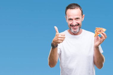 Orta yaş ağarmış komuta sizde yemek pizza dilim izole arka plan üzerinde mutlu ok işareti, başparmak ile parmak, mükemmel işareti yapıyor kocaman bir gülümseme ile