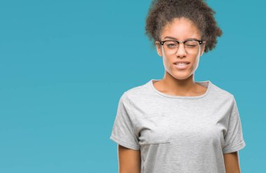 Genç afro Amerikalı kadın seksi bir ifadeyle, neşeli ve mutlu yüzünü kameraya bakarak göz kırpıyor izole arka plan üzerinde gözlük.