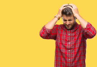 Yakışıklı delikanlı çünkü umutsuz ve stresli baş ağrısı acı izole arka plan üzerinde ağrı ve migren. Ellerini kafasına.