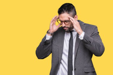 Çünkü genç yakışıklı iş adam arka plan baş baş ağrısı için el ile izole stres. Migren muzdarip.