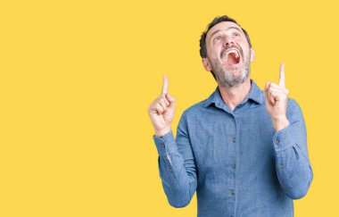 Yakışıklı orta yaş zarif komuta sizde izole arka plan üzerinden hayran ve yukarıya bakıp parmakları ile işaret şaşırttı ve silah kaldırdı.