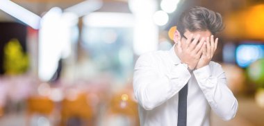 Üzgün ifade yüz eller ile ağlayarak süre kapsayan ile izole arka plan üzerinde gözlük takan genç iş adamı. Depresyon kavramı.