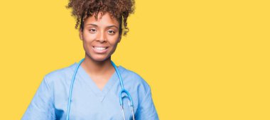 Rahat ve neşeli gülümseyen izole arka plan el ele tutusun ve parmakları genç Afro-Amerikan doktor kadın geçti. Başarı ve iyimser