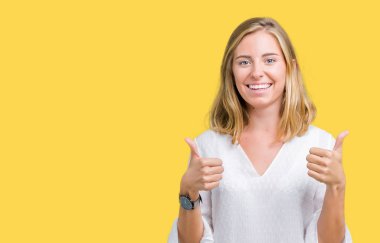 İzole arka plan başarı işareti el ile pozitif jest yapıyor güzel genç zarif kadın başparmak gülümseyen ve mutlu. Neşeli bir ifadeyle, kazanan jest kameraya bakıyor.