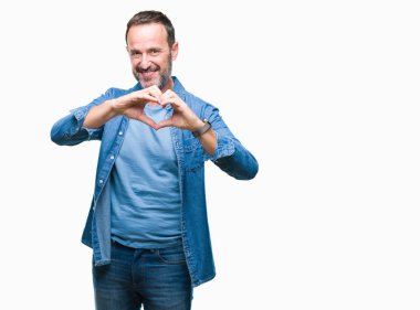 Orta yaş kalp simgesi ve elleriyle şekil gösterilen aşık gülümseyen izole arka plan üzerinde ağarmış komuta sizde. Romantik kavramı.