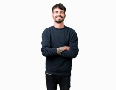 İzole arka plan mutlu yüz çapraz silah kameraya bakarak ile gülümseyen genç yakışıklı adam. Olumlu bir kişi.