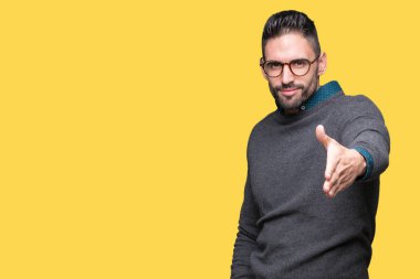 Tebrik ve davet edici dostu sunan karşılıklı gülümseyen izole arka plan üzerinde gözlük takan yakışıklı delikanlı. Başarılı iş.