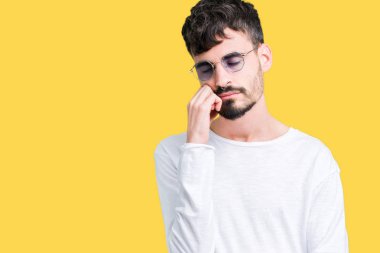 Yakışıklı delikanlı seyir yorgun ve bıkkın ile depresyon sorun Çapraz kollar ile izole arka plan düşünme üzerinde güneş gözlüğü takıyor.