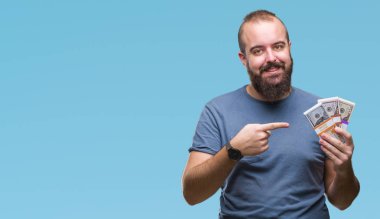 Para demet izole arka plan üzerinde çok mutlu el ve parmak ile işaret tutan genç hipster adam