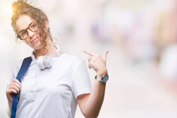 Jonge Brunette Student Meisje Rugzak Hoofdtelefoon Dragen Geïsoleerde Achtergrond Zoek — Stockfoto