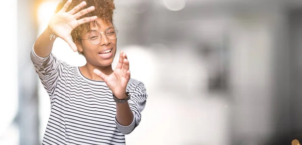 Gyönyörű Fiatal Afrikai Amerikai Szemüveg Alatt Elszigetelt Háttér Mosolygó Csinál — Stock Fotó