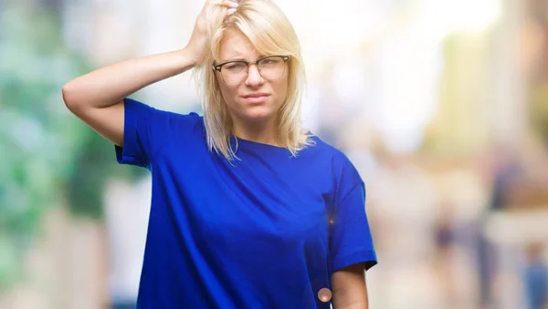 Jonge Mooie Blonde Vrouw Dragen Bril Geïsoleerde Achtergrond Verwarren Vraag — Stockfoto