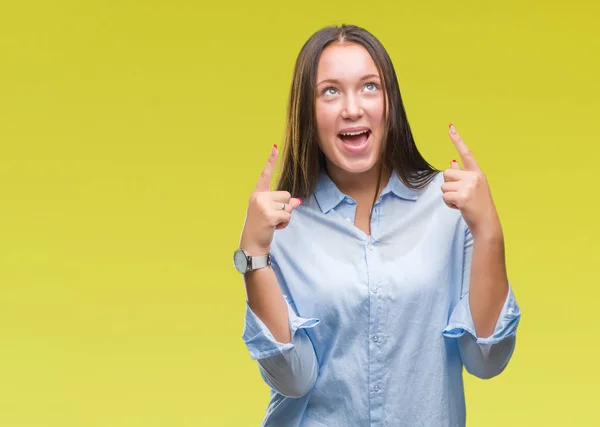 Jonge Kaukasische Mooie Vrouw Geïsoleerde Achtergrond Verbaasd Verrast Opzoeken Wijzen — Stockfoto