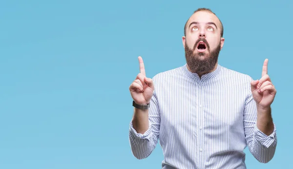 Joven Hombre Hipster Caucásico Sobre Fondo Aislado Asombrado Sorprendido Mirando — Foto de Stock