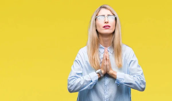Junge Schöne Blonde Geschäftsfrau Mit Brille Über Isoliertem Hintergrund Bettelt — Stockfoto