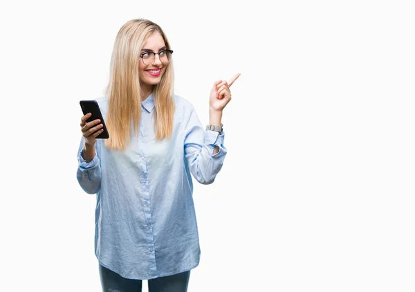 Genç Güzel Sarışın Kadını Smartphone Izole Arka Tarafına Parmak Ile — Stok fotoğraf