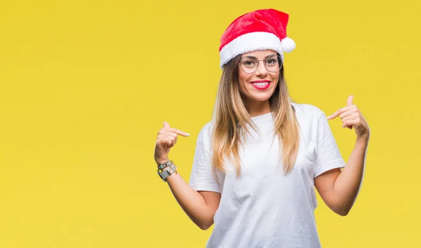 若くてきれいな女性の顔に笑顔と自信を持って 誇りと幸せな指で自分を指している孤立した背景にクリスマスの帽子をかぶって — ストック写真