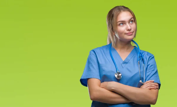 Vrouw Van Jonge Kaukasische Dokter Chirurg Uniform Dragen Geïsoleerde Achtergrond — Stockfoto