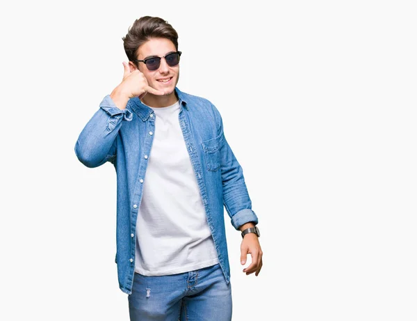 Joven Hombre Guapo Con Gafas Sol Sobre Fondo Aislado Sonriendo —  Fotos de Stock