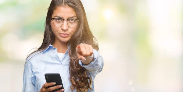 Jonge Mooie Arabische Vrouw Texting Met Smartphone Geïsoleerd Achtergrond Met — Stockfoto