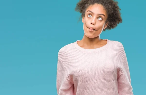 Junge Afroamerikanerin Trägt Winterpullover Über Isoliertem Hintergrund Und Macht Fischgesicht — Stockfoto