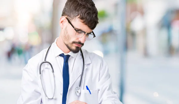 Jeune Homme Médecin Vêtu Manteau Hôpital Sur Fond Isolé Vérifier — Photo